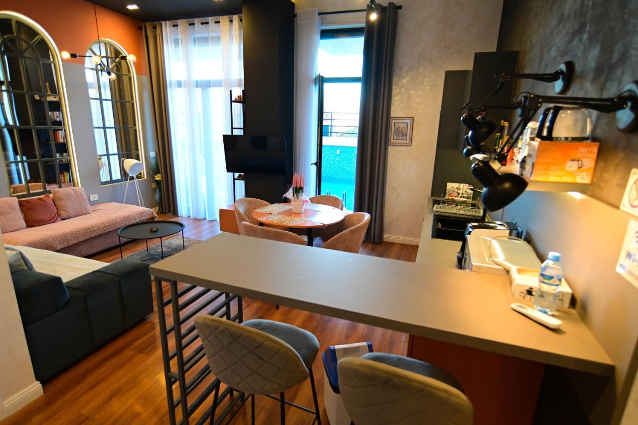 Stylish Two Bedroom House With Private Pool ติรานา ภายนอก รูปภาพ