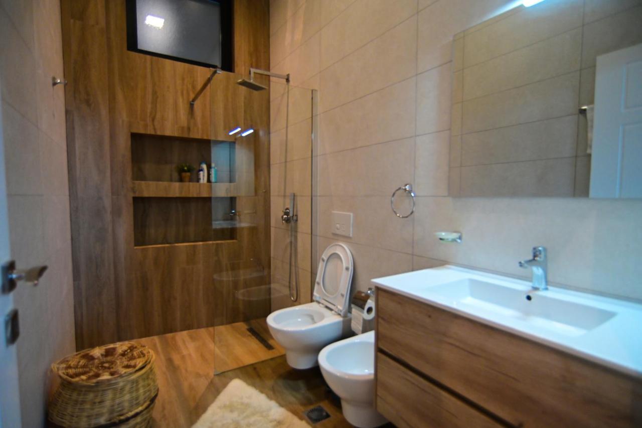 Stylish Two Bedroom House With Private Pool ติรานา ภายนอก รูปภาพ