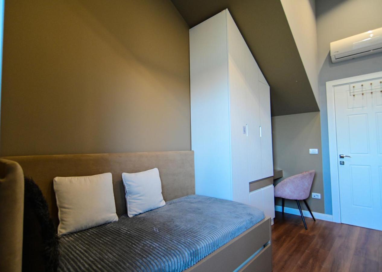 Stylish Two Bedroom House With Private Pool ติรานา ภายนอก รูปภาพ