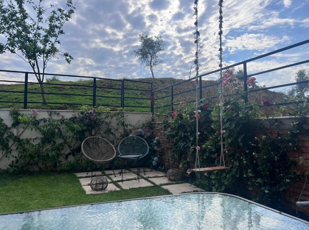 Stylish Two Bedroom House With Private Pool ติรานา ภายนอก รูปภาพ